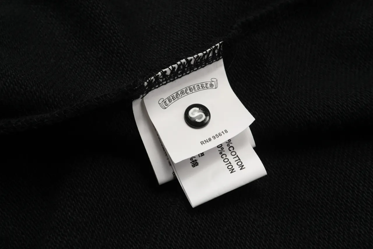 Q27—P230 -Chrome Hearts/Chrome Hearts printed zipper sweatshirt cardigan jacket -420 grams of high-density, high-quality wool, soft, delicate and skin-friendly, soft and silky to the touch, warm and skin-friendly -The hardware zipper accessories are all customized and full of details -Colour: black white -Size: S M L XL